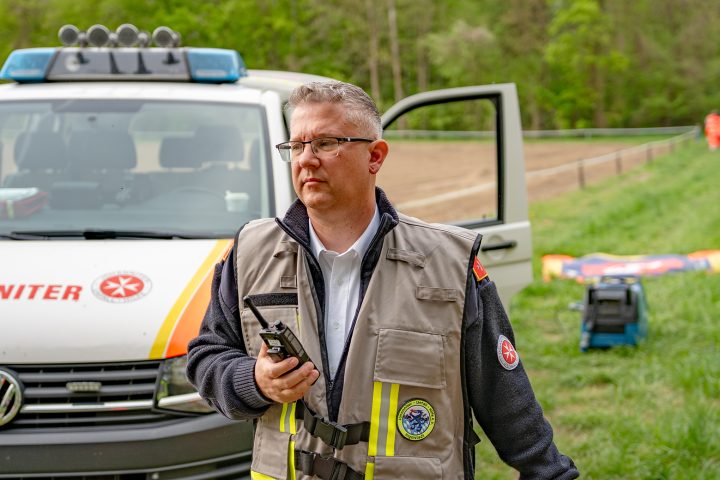 Bildunterschrift: Sven Müller ist Fachberater Bevölkerungsschutz bei den Johannitern im Regionalverband Oberbayern. Foto: Michael Raab, Johanniter Oberbayern.