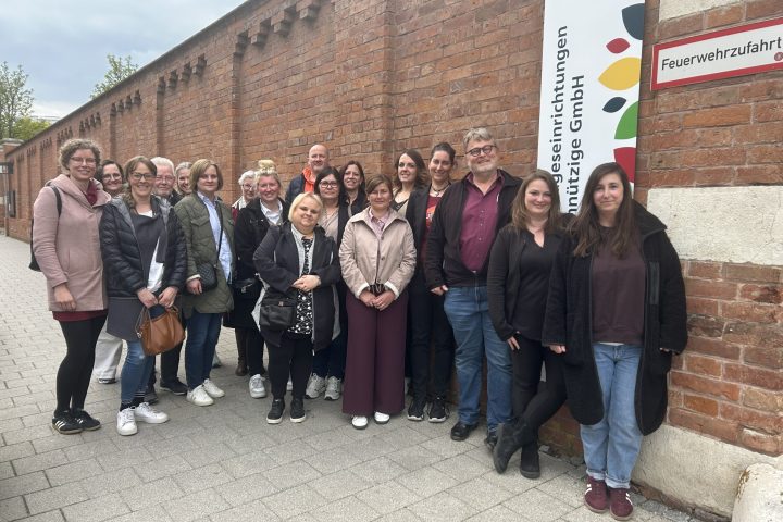 Ein starkes Netzwerk für geprüfte Qualität: Vertreter der katholischen Kita IN gGmbH und der erfolgreichen Kindertageseinrichtungen. Foto: Katholische Kita IN gGmbH