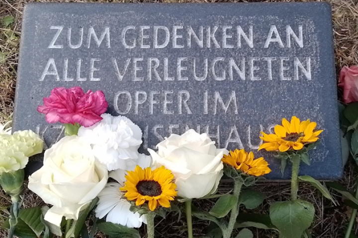 Gedenkstein auf dem Gelände des ehemaligen Konzentrationslagers Sachsenhausen, Bildnachweis: vevon