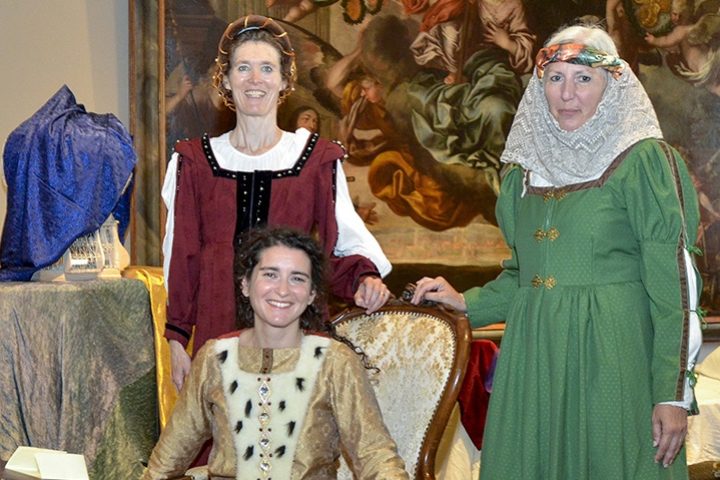 Szenische Erlebnisführung im Stadtmuseum.
Der Schleier der Zeit – Die fünf Herzoginnen von Bayern-Ingolstadt
Am Sonntag, 29. September, lädt das Stadtmuseum zu der szenischen Erlebnisführung „Der Schleier der Zeit – Die fünf Herzo-ginnen von Bayern-Ingolstadt“ ein.
Die Besucher werfen einen Blick in die Vergangenheit und erleben die Herzoginnen von Bayern-Ingolstadt hautnah: Thadäa Visconti, Elisabeth von Kleve, Anna von Bourbon, Katharina von Alecon und Magdalena von Brandenburg. Auch treten die Philosophin Christine de Pizan, Laneta von Schmiecher, die Mätresse von Ludwig dem Gebarteten, Isabeau de Bavière, Königin von Frankreich, und Beatrice Visconti, Mutter der Thadäa Visconti und Großmutter der Isabeau de Bavière in Erscheinung.

Das Stück spielt um 1400 und lässt die Frauen in einem anderen Licht erscheinen: mit Charme, Witz und mancherlei philosophischem Aus-tausch ganz privat in ihren Gemächern.

Gespielt werden sie unter anderem von Ute Lottes und Francesca Pane, die auch die szenische Erlebnisführung geschrieben und inszeniert hat.