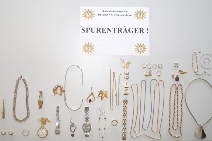 Übersichtsaufnahme aufgefundener Schmuck