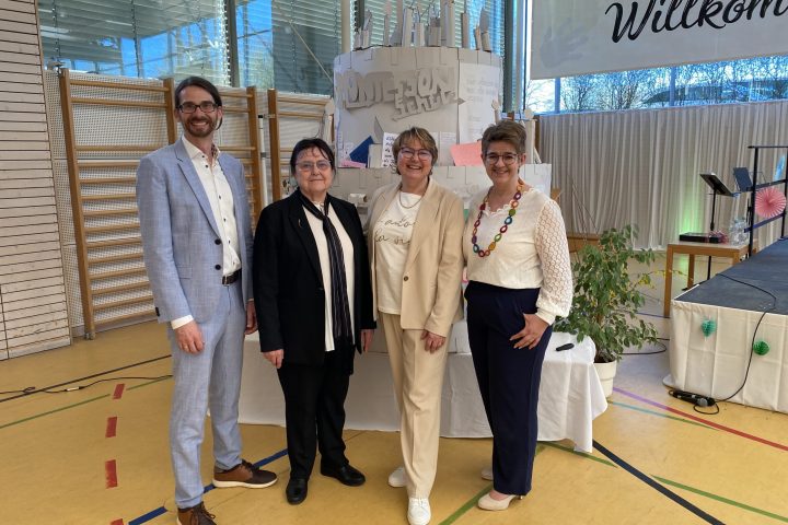 Bild 1 (v.l.n.r.): Vitus Lehenmeier (Schulleiter Montessori-Gymnasium), Dr. Regina
Schnell (Gründerin), Simona Rottenkolber (1. Vorsitzende des Förderkreises) und
Christina Dreinhöfer (Gesamtschulleitung Montessorischule) vor der “Torte” zum
40-Jährigen Jubiläum