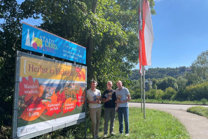 Bildunterschrift: Gemeinsam zeigen sie zum Kampagnenstart von „Herbst in Eichstätt”, wie viel die Stadt in den kommenden Wochen zu bieten hat: (v.l.) Oberbürgermeister Josef Grienberger, Lars Bender, Leiter Tourismus und Kultur und Klaus Dorsch, zweiter Vorsitzender des Eichstätter Volksfestausschusses (Foto: Elisabeth Wein).