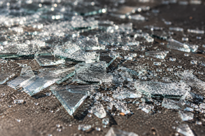 Zerbrochenes Glas im funkelnden Gegenlicht