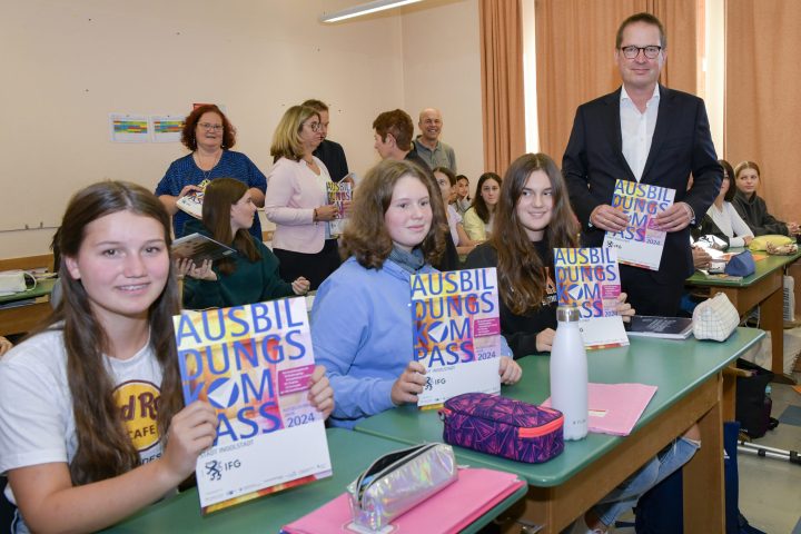 IFG-Vorstand Prof. Georg Rosenfeld überreichte die ersten Exemplare des Ausbildungskompasses an Schülerinnen der Gnadenthal-Realschule (Foto: Rössle)