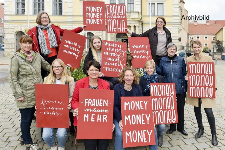 Aktionsbündnis "money, money, money – Frauen verdienen mehr!"
der Gleichstellungsstelle gemeinsam mit Pro Beschäftigung, IFG und THI.
Auftaktfoto  am 30.04.19 auf dem Rathausplatz mit Aktionsschilder.
Vorne Mitte und rechts: Inge Braun, Beauftragte für Menschen mit Behinderungen und Barbara Deimel, Gleichstellungsbeauftragte der Stadt Ingolstadt.