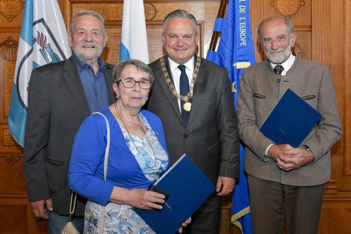 Von Oberbürgermeister Christian Scharpf mit der Hans-Peringer-Medaille ausgezeichnet: Winfried Werthner, Sonja Schürle und Martin Dick
