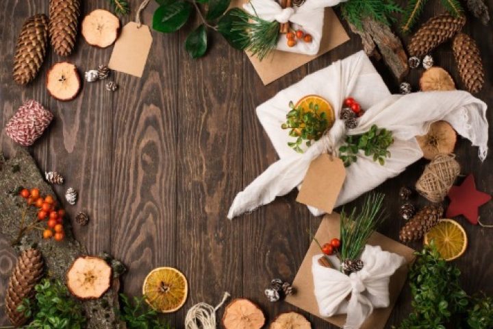 Bildunterschrift: Natürliche Materialien und Stoff sind eine weihnachtliche und zugleich umweltfreundliche Möglichkeit Geschenke zu verpacken. Urhebervermerk: © PantherMedia / Iuliia