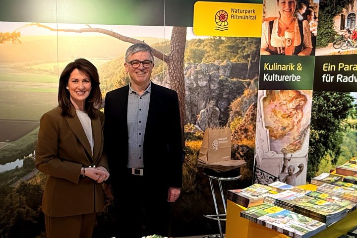 Die Ministerin und der Geschäftsführer Christoph Würflein stehen im Messestand des Naturparks.