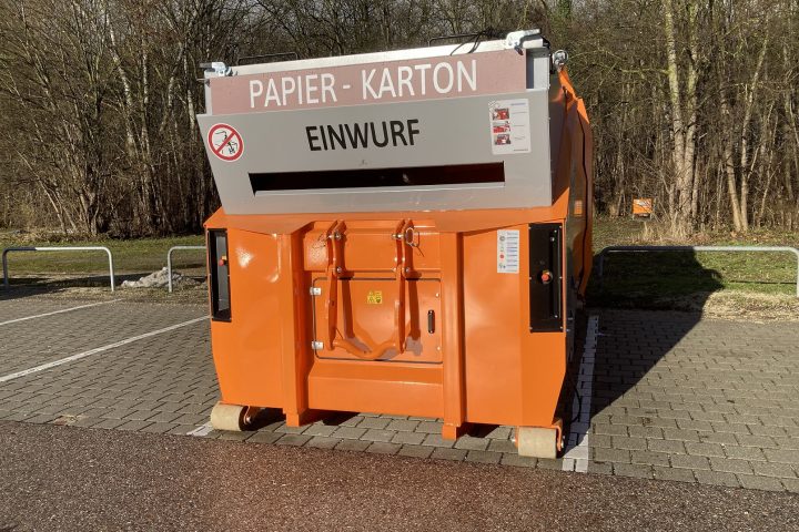 Papierpresscontainer auf dem Parkplatz Festplatz