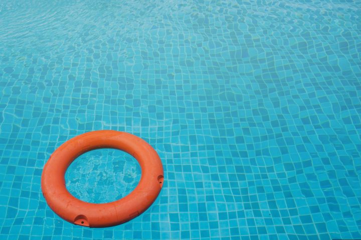 schwimmen-im-pool