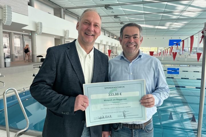 Bereichsleiter Peter Regensburger (rechts) übergibt die Spende für den Wildpark an Josef Lehner, Sportamt (Foto: Meier, Stadtwerke)