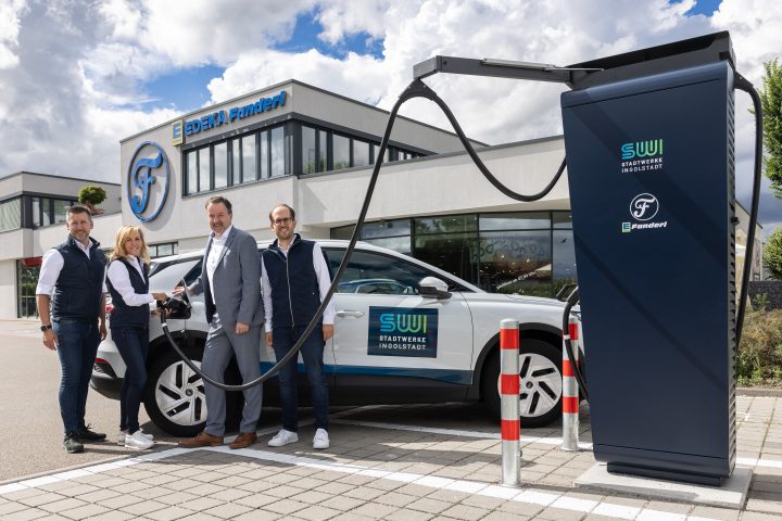 Foto von links nach rechts: Christian Stuhldreier (Vertriebsleiter EDEKA Fanderl), Sabine Fanderl (Geschäftsführerin EDEKA Fanderl), Matthias Bolle (SWI-Geschäftsführer) und Sebastian Fanderl (Prokurist EDEKA Fanderl). Foto: Stefan Bösl.