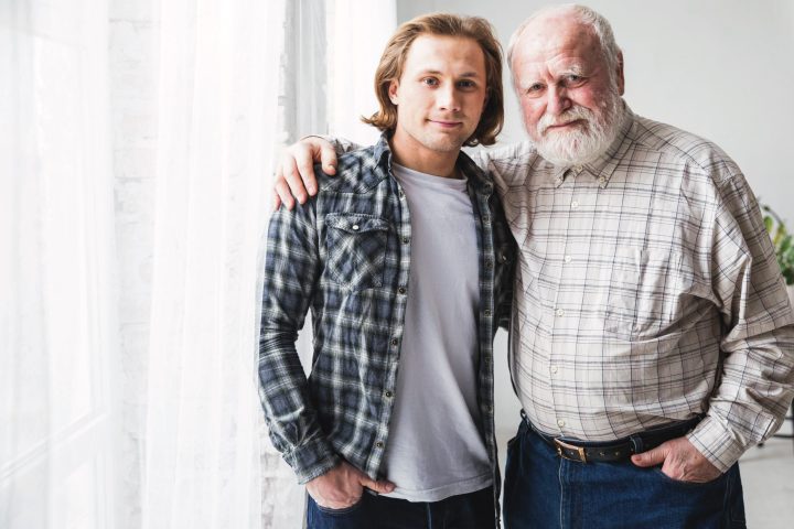 vater-und-sohn-die-zu-hause-stehen-umarmen