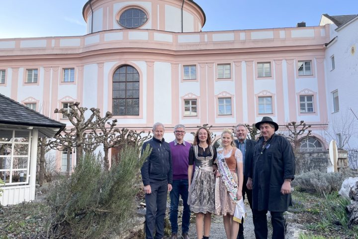 Bildunterschrift: Klaus Amann, Christoph Würflein, Richard Mittl und Erich Neulinger (v. l.) stellen die neue „Altmühltaler Lamm“-Königin Anna Wiest (vorne links) vor und danken Vorgängerin Annemarie Mack (vorne rechts). (Foto: Naturpark Altmühltal / Sisi Wein)