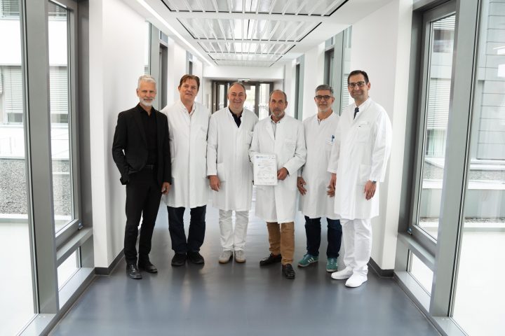 Gemeinsam freuen sich Dr. Andreas Tiete (von links, Geschäftsführer des Klinikum Ingolstadt), Dr. Maximilian Friedrich, Dr. Markus Peyerl, Dr. Nikolaus Freiherr von Bodman (Leiter des Endoprothesenzentrums), Marco Wintter und Prof. Dr. Hans-Georg Palm (Direktor des Zentrums für Orthopädie und Unfallchirurgie) über die Zertifizierung.